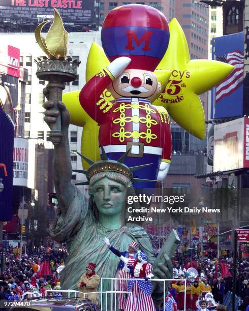 122 Macys Thanksgiving Day Parade 2001 Photos Amp High Res Pictures