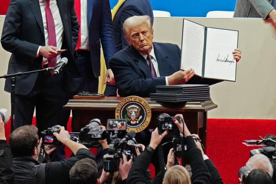 Trump Signs Executive Orders At Inaugural Celebration The New York Times